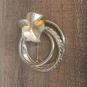 VINTAGE Simple Golden Triple Ring Flower Brooch